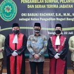 Bupati Bangkalan R. A. Abdul Latif Imron Amin bersama Ketua PN yang baru Oki Basuki Rachmat, dan ketua yang lama Maskur Hidayat didampingi istri masing-masing.