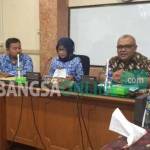 Ketua BI Perwakilan Kediri Djoko Raharto bersama Kepala Disperindagtamben Kota Kediri saat menggelar jumpa pers di gedung BI perwakilan Kediri, Selasa (17/11). foto: arif kurniawan/BANGSAONLINE
