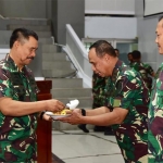Wakasal Laksamana Madya TNI Wuspo Lukito menyerahkan tumpeng kepada Pangkoarmada II Laksamana Muda TNI Mintoro Yulianto.