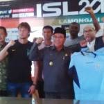 nampak Bupati fadeli dan Management persela memperkenalkan pemain asing dan pelatih barunya. (Haris/BangsaOnline)