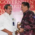 Staf Ahli Kementerian PUPR Bidang Keterpaduan Pembangunan Adang Saf Ahmad menyerahkan penghargaan pada Bupati Gresik Sambari Halim Radianto