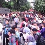 PENASARAN: Warga berkerumun di sekitar lokasi jatuhnya pesawat. foto: tuhu priyono/ BANGSAONLINE