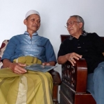 Suyitno (pakai sarung) dan Ketua DPD GMPK Kediri Raya, Sulchan M. Noer. (foto: MUJI HARJITA/ BANGSAONLINE)
