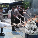 Kepala Kantor Bea Cukai Madya Pabean B Gresik, Indra Gautama Sukiman bersama Forkopimda saat memusnahkan BB rokok ilegal.