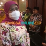 Gubernur Khofifah saat memberi keterangan kepada awak media. Foto: DEVI FITRI AFRIYANTI/BANGSAONLINE