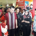 Cagub Jatim nomor urut 1, Khofifah Indar Parawansa usai membuka Festival Kampoeng Petjinan di Marvel City. Foto: DIDI R/BANGSAONLINE