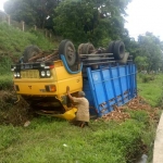 Kondisi truk yang terbalik akibat kelebihan muatan.