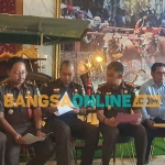 Kejaksaan Negeri Bangkalan saat konferensi pers terkait kasus pengadaan tanah untuk pengembangan kawasan kaki Jembatan Suramadu sisi Madura. Foto: FATHURROHMAN/BANGSAONLINE