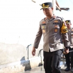 Kapolres Mojokerto Kota, AKBP Daniel S. Marunduri, saat meninjau sumur bor di Desa Banyulegi, Kecamatan Dawarblandong.