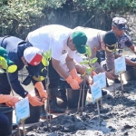 Wali Kota Pasuruan Saifullah Yusuf memperlihatkan cara menanam bibit pohon yang baik kepada masyarakat pesisir. Foto: ARDIANZAH/ BANGSAONLINE.com