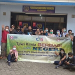 PT Pabrik Kertas Tjiwi Kimia Sidoarjo bersama Persatuan Wartawan Indonesia (PWI) Mojokerto melanjutkan program berbagi untuk negeri. (foto: ist)