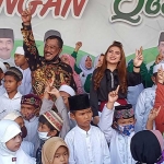 H. Sueb Abdullah dan istrinya, Mama Brenda, bersama para anak yatim saat launching kafe Brenda Sueb (BS) sekaligus Sekretariat Bersama (Sekber) Pemenangan QA (Moh. Qosim dan Asluchul Alif), di Jalan Siti Fatimah Binti Maimun, Desa Osowilangun, Kecamatan Manyar, Sabtu (26/9/2020). foto: syuhud/ bangsaonline.com