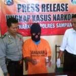 Tersangka Hosnan yang apes saat pesta sabu ditangkap polisi. foto: bahri/BANGSAONLINE