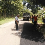 Petugas saat mengaspal jalan 
