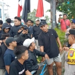 Petugas dari Polres Bangkalan saat mengimbau suporter yang akan menonton Madura United melawan Arema.