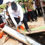 Wali Kota Kediri, Abdullah Abu Bakar, saat menuangkan semen untuk tiang pancang pertama pembangunan Masjid Baiturrahman. Foto: Ist