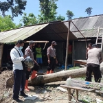 TNI-Polri bersama warga saat melakukan perbaikan. (foto: ist)