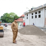 MOLOR: Bupati Sidoarjo H Saiful Ilah saat sidak proyek RPH Krian yang molor, Senin (31/12). foto: Ist