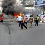 Mobil VW yang terbakar dan PMK  yang sudah ada di TKP. foto: Akina Nur Alana/ BANGSAONLINE