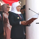 Gubernur Jatim Khofifah Indar Parawansa menjadi Inspektur Upacara Peringatan Harkitnas ke-111 Tahun 2019 Provinsi Jawa Timur di Gedung Negara Grahadi Surabaya. foto: ist