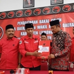 Bupati Lamongan, Yuhronur Efendi saat mengambil formulir pendaftaran calon bupati dan calon wakil bupati di DPC PDI Perjuangan Lamongan di Jalan Kusuma Bangsa, Selasa (23/4/2024).