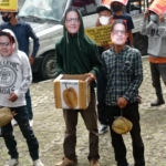 Massa menggelar demo di depan Gedung Merah Putih Komisi Pemberantasan Korupsi (KPK) Jakarta. Mereka mendesak KPK mengusut skandal 