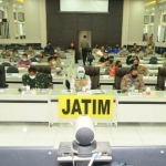 Gubernur Jawa Timur Khofifah Indar Parawansa saat rapat virtul bersama Forpimda di Mapolda Jawa Timur, Kamis (9/4/2020). foto: istimewa/ BANGSAONLINE.COM