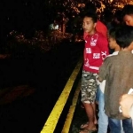 Kakak korban saat berada di lokasi kejadian. (foto: soffan/bangsaonline)