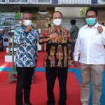 Dari kiri, Ketua Komite Tetap UMKM Kadin Jatim Sujudoko, Ketua Umum Kadin Jatim Adik Dwi Putranto, dan Wakil Ketua Kadin Jatim Bidang Perdagangan Internasional dan Promosi Luar Negeri Thomas Kaihatu dalam sebuah acara, beberapa waktu lalu.