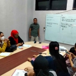 Emak-emak saat mendatangi Polres Probolinggo Kota untuk berkonsultasi ke penyidik.