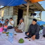 Kades Kedanyang, Mustofa (tiga dari kanan) saat serap aspirasi  petani di area persawahan. FOTO: ist.