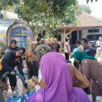 Kapolsek Sukorejo AKP Marti saat membagikan air bersih kepada warga Kenduruhan.