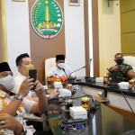 Wawali Mas Adi mengikuti rakor tentang kesiapan penerapan PPKM Nataru 2021 dan Percepatan Vaksinasi yang dipimpin oleh Mendagri Tito Karnavian secara virtual di Gedung MCC, Rabu (08/12/21).