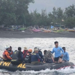 Tim selam dari Koarmada II, berama Tim SAR gabungan melakukan Operasi pencarian dan penyelamatan (SAR) KMP Tunu Pratama Jaya di Selat Bali.
