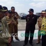 Penjabat Bupati, Akmal Boedianto ketika meninjau lapter Bawean. foto: syuhud/ BANGSAONLINE