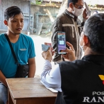 Petugas Pos Indonesia saat melayani warga. Foto: Ist. 