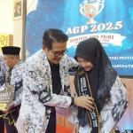 Rektor Unirow Tuban, Prof Warli, saat memberi penghargaan kepada salah satu guru berprestasi.