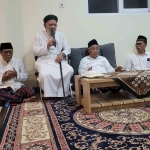 Syaikh Abdul Aziz Asy-Syahawi (duduk di kursi) dan Prof Dr KH Asep Saifuddin Chalim, MA, serta para kiai dan tokoh dalam acara shalat malam dan istighatsah juga tahlil di kediaman Ning Imah di kawasan Pondok Pesantren Amanatul Ummah Jalan Siwalankerto Utara Surabaya, Jumat (17/10/2025) malam. Foto: bangsaonline