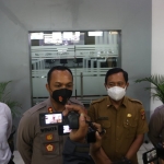 Kapolres Ngawi AKBP I Wayan Winaya didampingi Wakil Bupati Ngawi Dwi Riyanto Jatmiko saat menggelar konferensi pers di Kantor Sekretaris Daerah Kabupaten Ngawi, Senin (2/8/2021). (foto: ist)