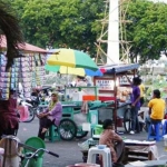 PKL yang berjubel di Alun-alun akan dipindah ke jalan Noto Prayitno karena Alun-alun segera direvitalisasi. foto: syuhud/BANGSAONLINE