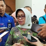 Bupati Jombang Hj. Mundjidah Wahab memberikan keterangan usai melaunching program sembako.