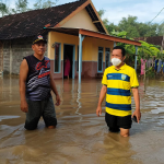 Camat Balongpanggang M. Yusuf Ansyori (kanan) saat meninjau desa yang terendam banjir luapan Kali Lamong. Foto: SYUHUD/ BANGSAONLINE.com