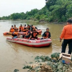 Tim SAR BPBD dibantu Muspika, Pemdes, dan warga Panjunan saat melakukan pencarian terhadap korban.