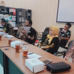 Direktur PDAM Lamongan, Ali Makhfudi saat memberikan keterangan kepada Komisi B DPRD Lamongan. (foto: ist).
