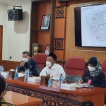 Bupati Gus Yani didampingi Kadiskop Agus Budiono saat sosialisasi rencana pembukaan Pudak Gallery Gresik. (foto: SYUHUD/ BANGSAONLINE)