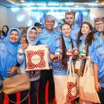 Bupati Setyo Wahono bersama perwakilan peserta Olimpiade sains dan matematika tingkat Asia di Bojonegoro.