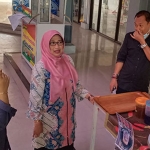 Ketua Komisi II DPRD Gresik, Asroin Widiana, dan Kepala Diskop UKM dan Perindag Gresik, Malahatul Farda, saat sidak stan di Pudak Galeri. Foto: SYUHUD/BANGSAONLINE