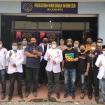 DPD PKS Kabupaten Mojokerto foto bareng dengan pengurus PWI Mojokerto. (foto: ist)