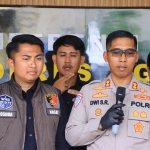Kapolres Ngawi (kanan) didampingi Kasatreskrim saat menggelar rilis pers pengungkapan kasus penggelapan uang perusahaan