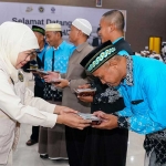 Gubernur Khofifah ketika menyambut kepulangan kloter pertama jemaah haji dari Jawa Timur.